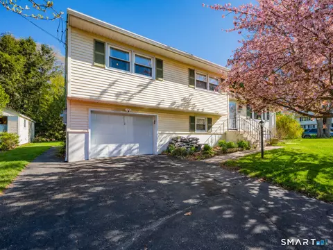 106 Debbie Ln, Naugatuck, CT 06770