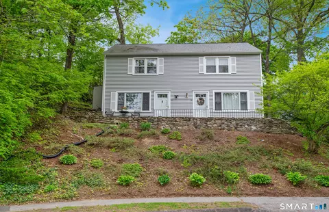 32 E Hills Dr #32, New Canaan, CT 06840
