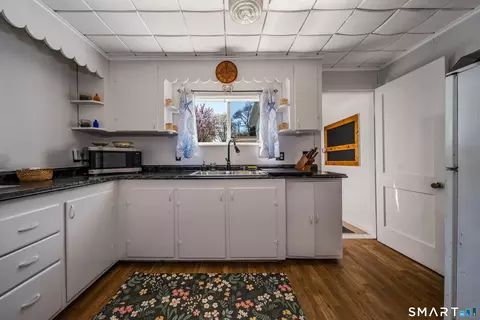 Kitchen - 32 North St, Madison, CT 06443 photo 1 of 2