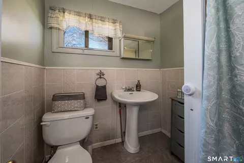 Bath - 32 North St, Madison, CT 06443 photo 1 of 1
