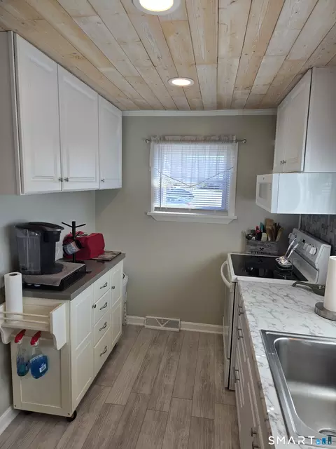 Kitchen - 67 Loring Ct, Wallingford, CT 06492 photo 5 of 5