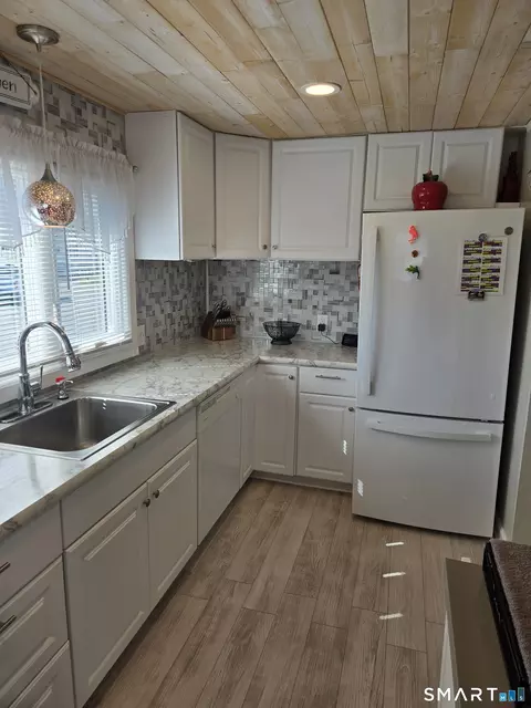 Kitchen - 67 Loring Ct, Wallingford, CT 06492 photo 4 of 5