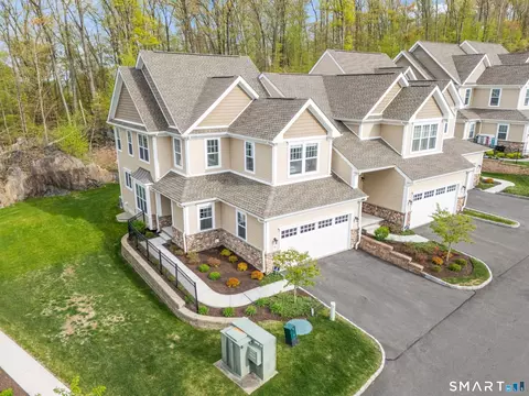 16 Hunting Ridge Ln, Bethel, CT 06801