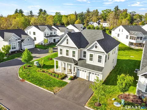 19 Enclave Cir #19, Newtown, CT 06470