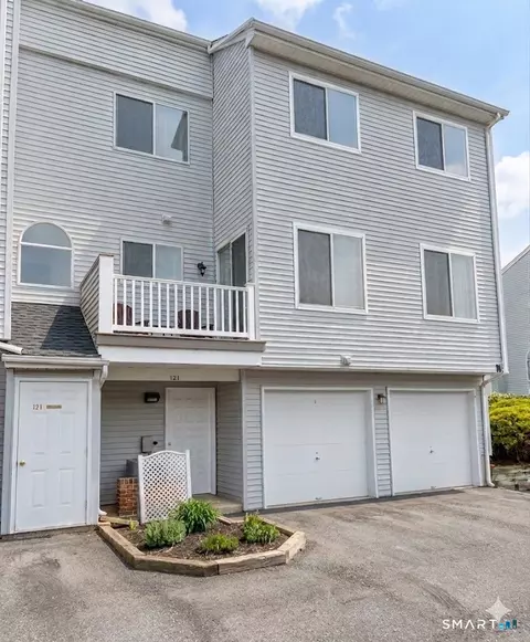 121 Staffordshire Common Dr #121, Wallingford, CT 06492