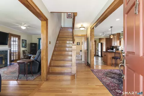 Entry Way - 24 Hillcrest Ave, Wethersfield, CT 06109 photo 2 of 4
