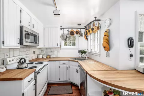Kitchen - 63 Cannon Rd, Wilton, CT 06897 photo 2 of 3