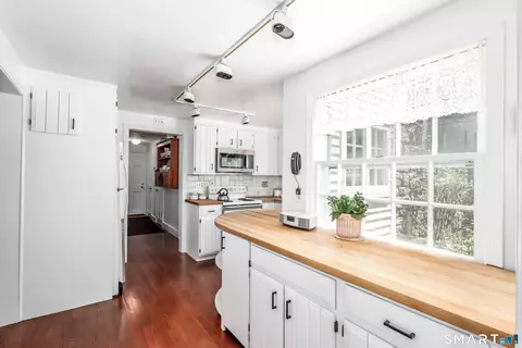 Kitchen - 63 Cannon Rd, Wilton, CT 06897 photo 3 of 3