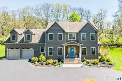 10 Heritage Rd, Putnam, CT 06260