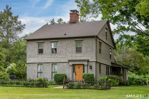 54 School St, Woodbury, CT 06798