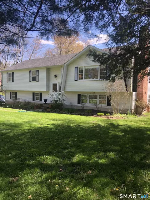 3 Short Ln, Simsbury, CT 06070