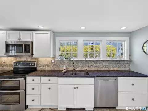 Kitchen - 68 Groveway, Clinton, CT 06413 photo 3 of 3