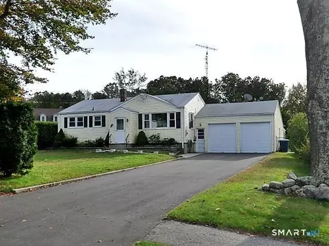 530 Boston Post Rd, Waterford, CT 06385