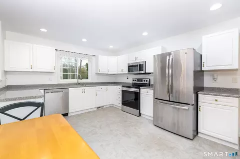 Kitchen - 54 Elizabeth Cir #54, Sandy Hook, CT 06482 photo 2 of 2