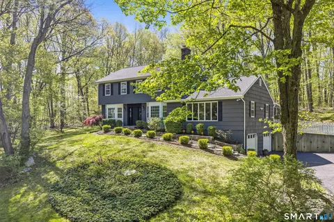 7 Arapaho Rd, Brookfield, CT 06804