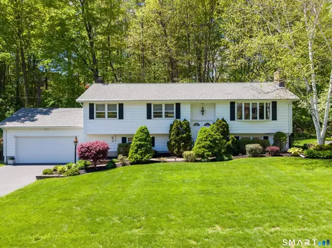 253 Braeside Dr, Hamden, CT 06514