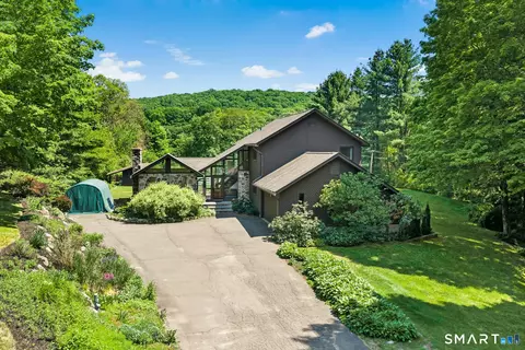 127 Huntingtown Rd, Newtown, CT 06470