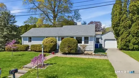 4 Judson Ave, Mystic, CT 06355
