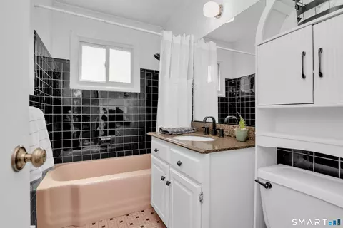 Bath - 81 Crystal St, Wethersfield, CT 06109 photo 1 of 2