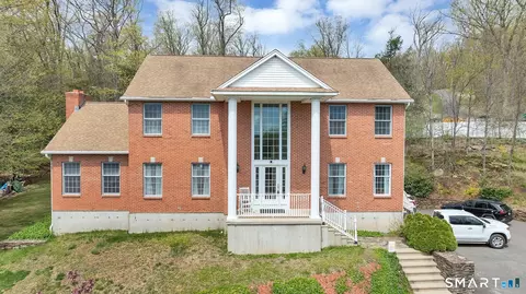 17 Carriage Ln, Woodbury, CT 06798