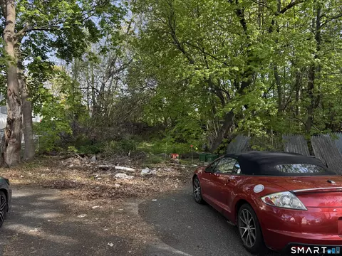 34 Grenelle St, Bridgeport, CT 06606