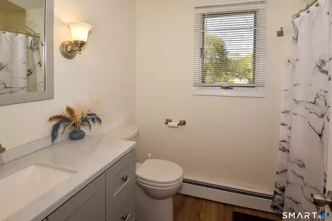 Bath - 98 Kildeer Ln, Suffield, CT 06078 photo 2 of 3