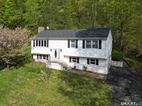 102 Metacomet Rd, Plainville, CT 06062