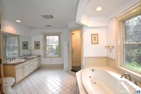 Bath - 378 Lathrop Rd, Plainfield, CT 06374 photo 2 of 5