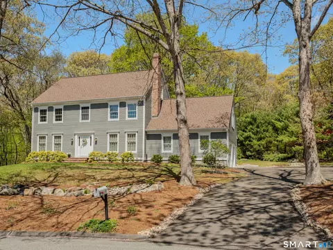 4 Swanswood Ln, Old Lyme, CT 06371