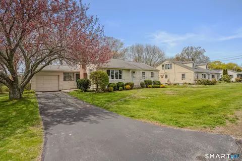 4 Champlin Hill Ct, Niantic, CT 06357