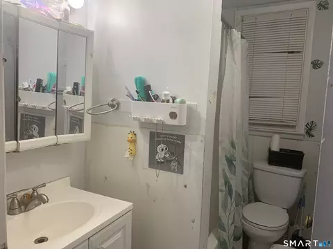 Bath - 34 Helen St, Hamden, CT 06514 photo 1 of 3