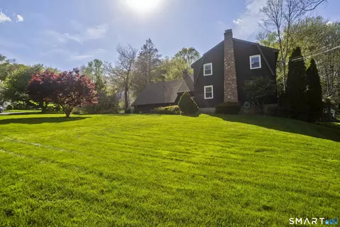 Exterior - 10 Cliffmount Dr, Bloomfield, CT 06002 photo 5 of 6