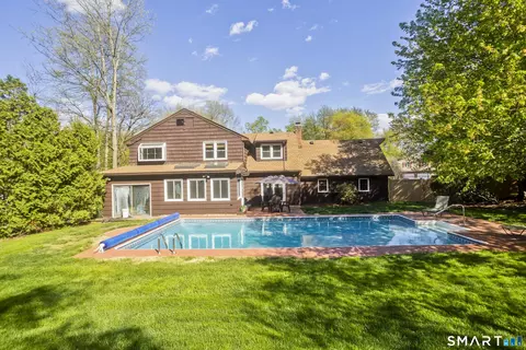 10 Cliffmount Dr, Bloomfield, CT 06002