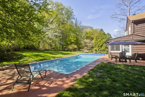 Exterior - 10 Cliffmount Dr, Bloomfield, CT 06002 photo 2 of 6