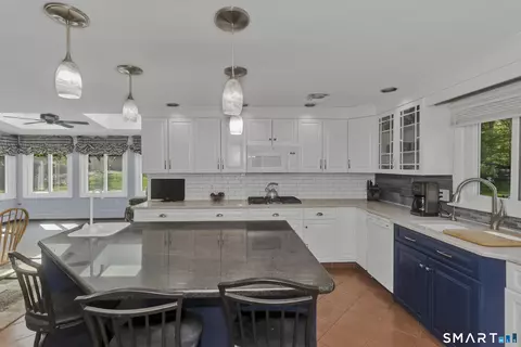 Kitchen - 10 Cliffmount Dr, Bloomfield, CT 06002 photo 4 of 5
