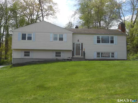 279 Wedgewood Dr, Naugatuck, CT 06770