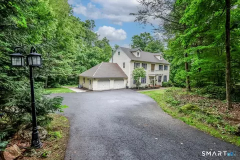 33 Greenknoll Dr, Brookfield, CT 06804