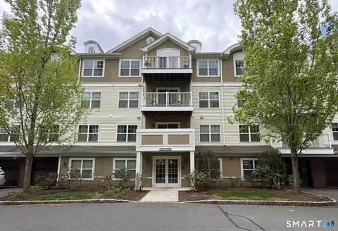 26 Schoolhouse Dr #405, West Hartford, CT 06110