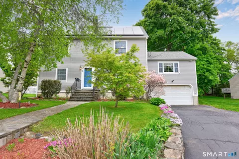 7 Merrill Rd, Trumbull, CT 06611