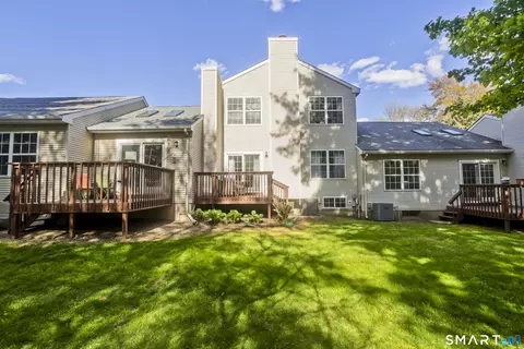 Exterior - 8 Dibble Hollow Ln #8, Windsor Locks, CT 06096 photo 3 of 5