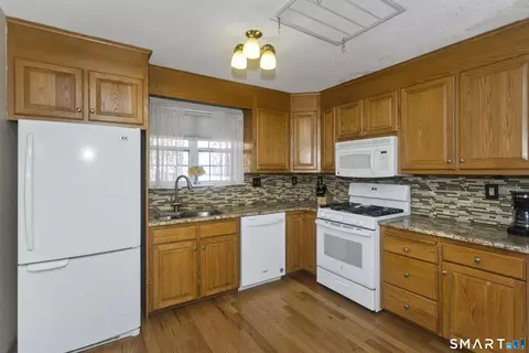 Kitchen - 8 Dibble Hollow Ln #8, Windsor Locks, CT 06096 photo 1 of 2