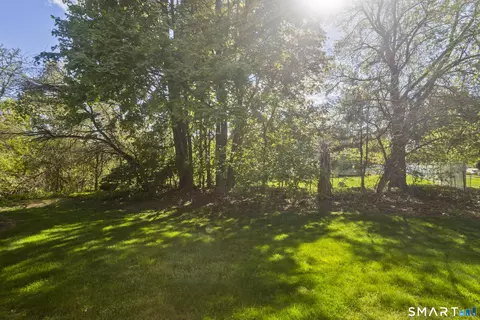 Exterior - 8 Dibble Hollow Ln #8, Windsor Locks, CT 06096 photo 4 of 5