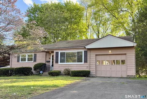 27 West St, Cromwell, CT 06416