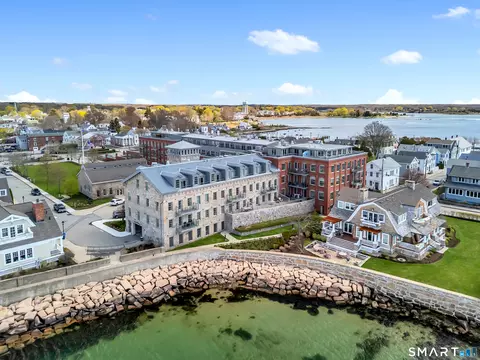 8 Stonington Cmns #22, Stonington, CT 06378