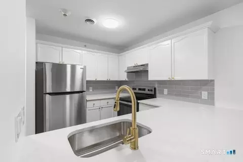 Kitchen - 468 Main St #114, Niantic, CT 06357 photo 3 of 3