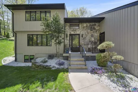 26 Hampton Dr, Manchester, CT 06040