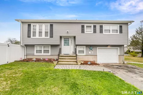 3 Cardinal Ln, Naugatuck, CT 06770