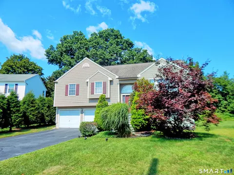 8 Hattie Ln, Milford, CT 06461