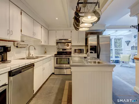 Kitchen - 20 Hampton Trl, Wallingford, CT 06492 photo 2 of 4
