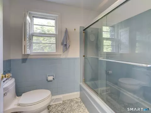 Bath - 20 Hampton Trl, Wallingford, CT 06492 photo 2 of 3